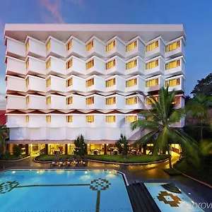 The Gateway Road, Hotel